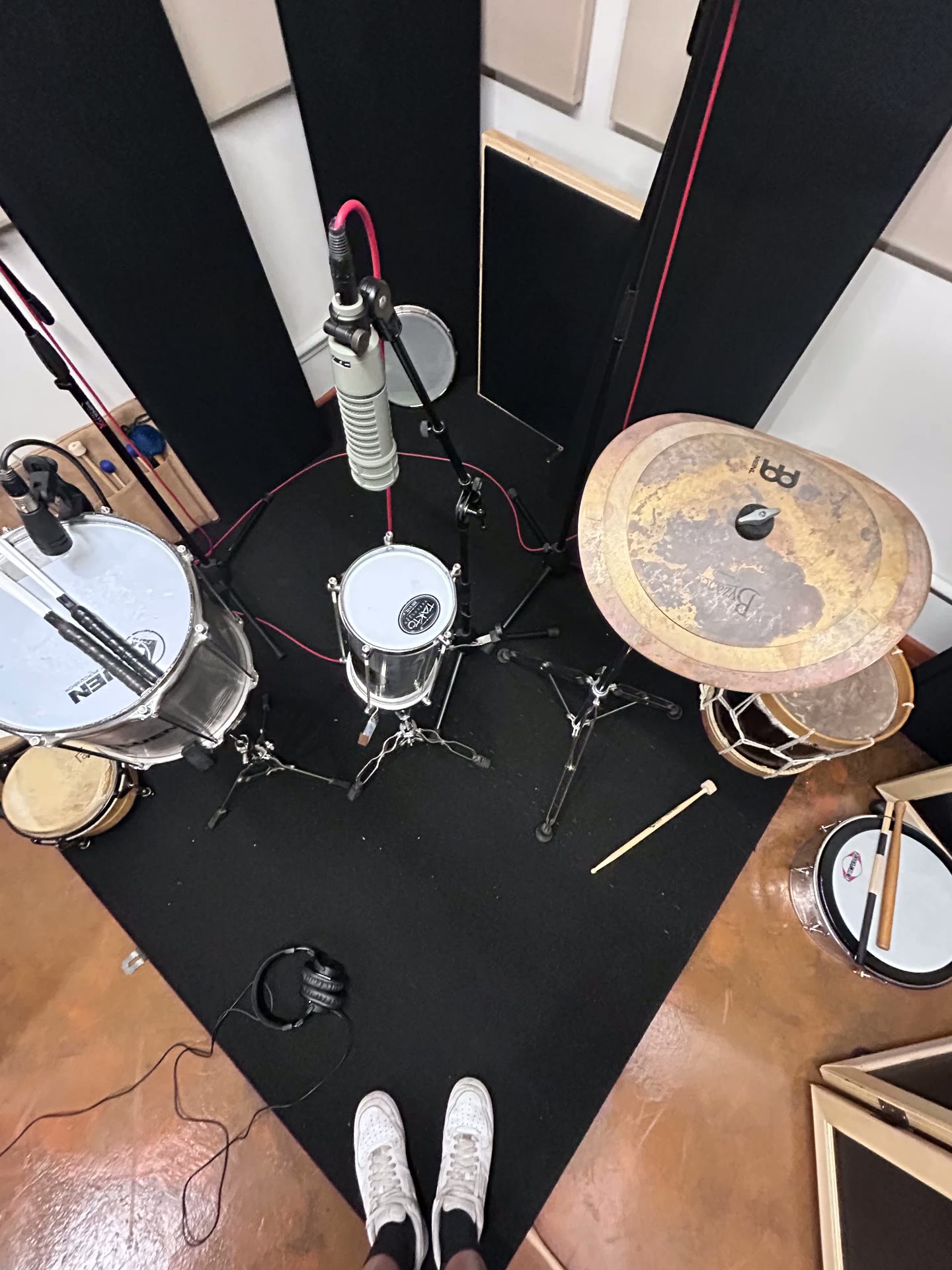 Sala de gravação com percussão microfonada e pratos