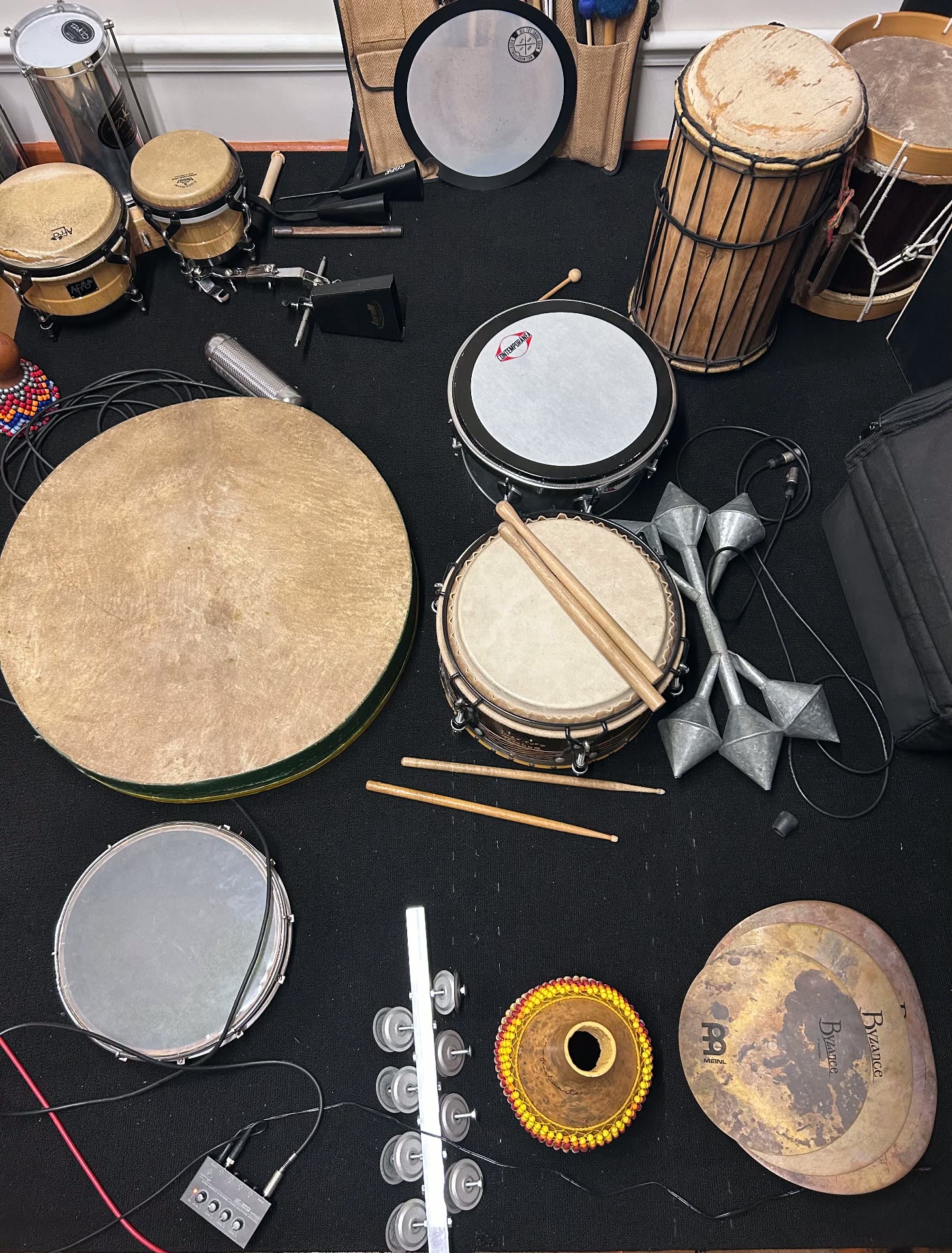 Coleção de instrumentos de percussão brasileiros e africanos no estúdio